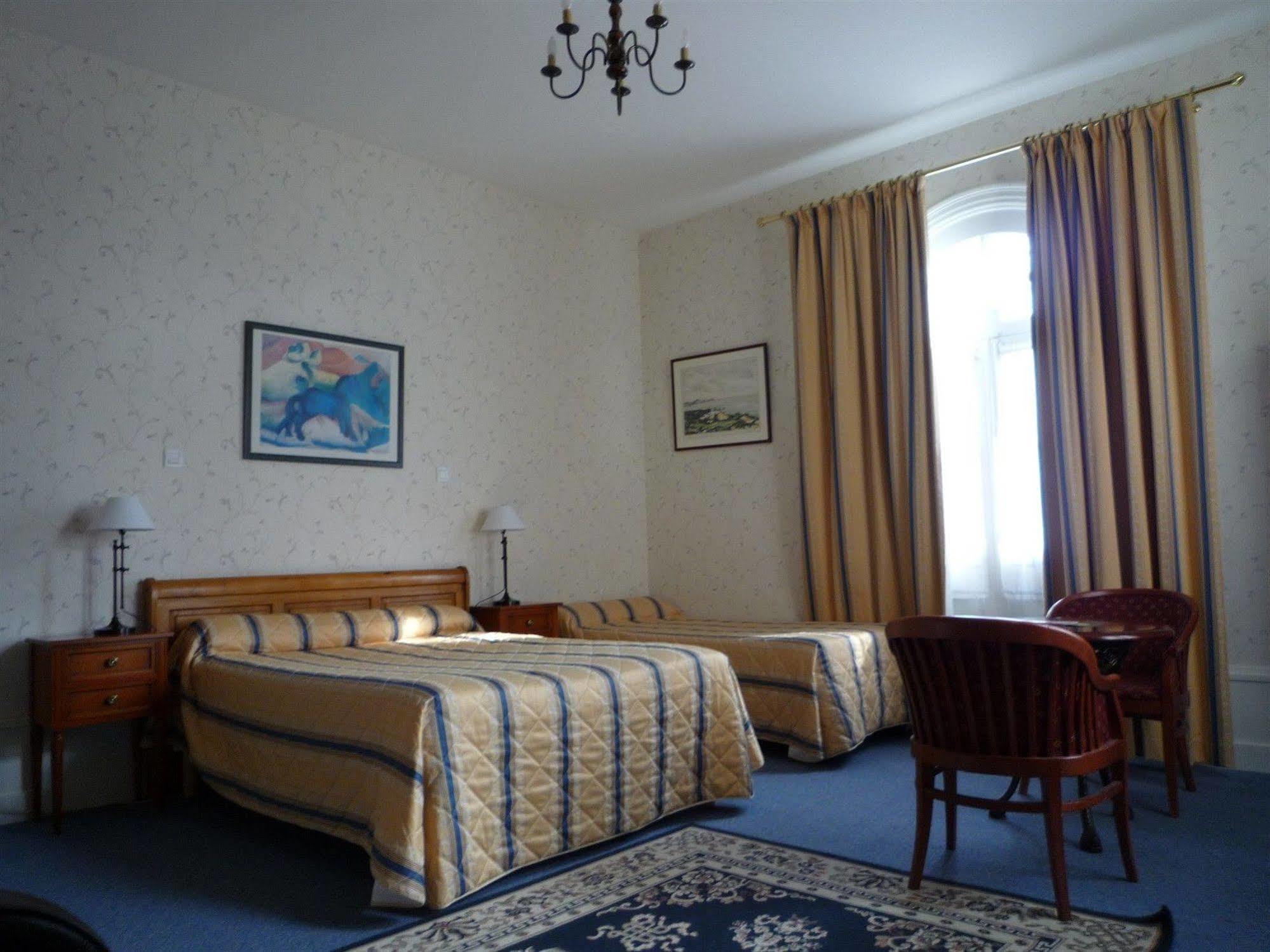 Hotel Le Plantagenet Chinon Esterno foto